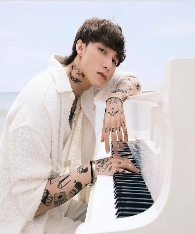 Ảnh Sơn Tùng bên cây đàn piano.