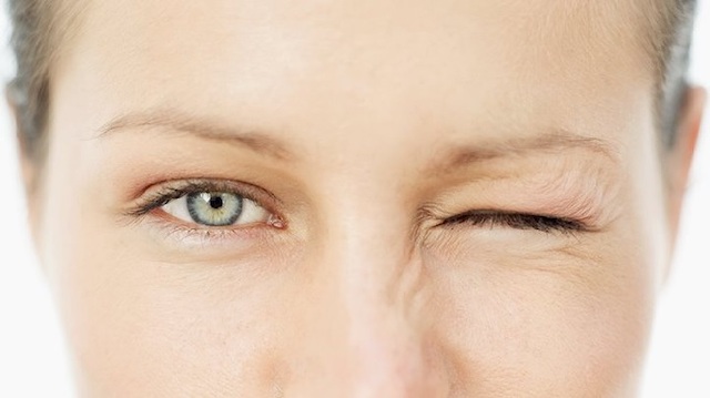 Mắt phải giật là hiện tượng gì?